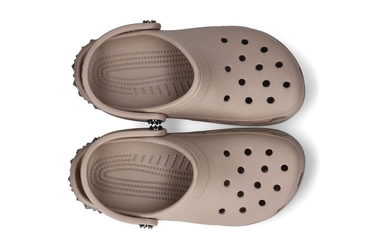 CROCS-STUDDED 2-TAUPE-DAMES-0003