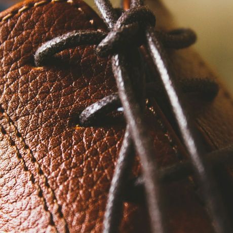 Chaussures en cuir : l’entretien adapté à chaque type de cuir
